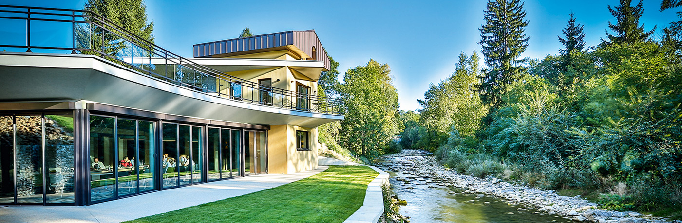 espace réception, au cœur de la nature, en bord de rivière et avec vue sur la forêt