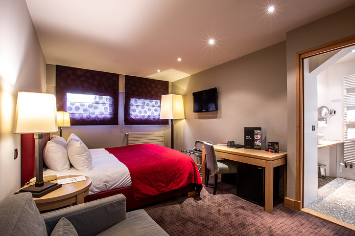 bureau TV wifi Chambre Deluxe Hôtel Baud Bonne 74