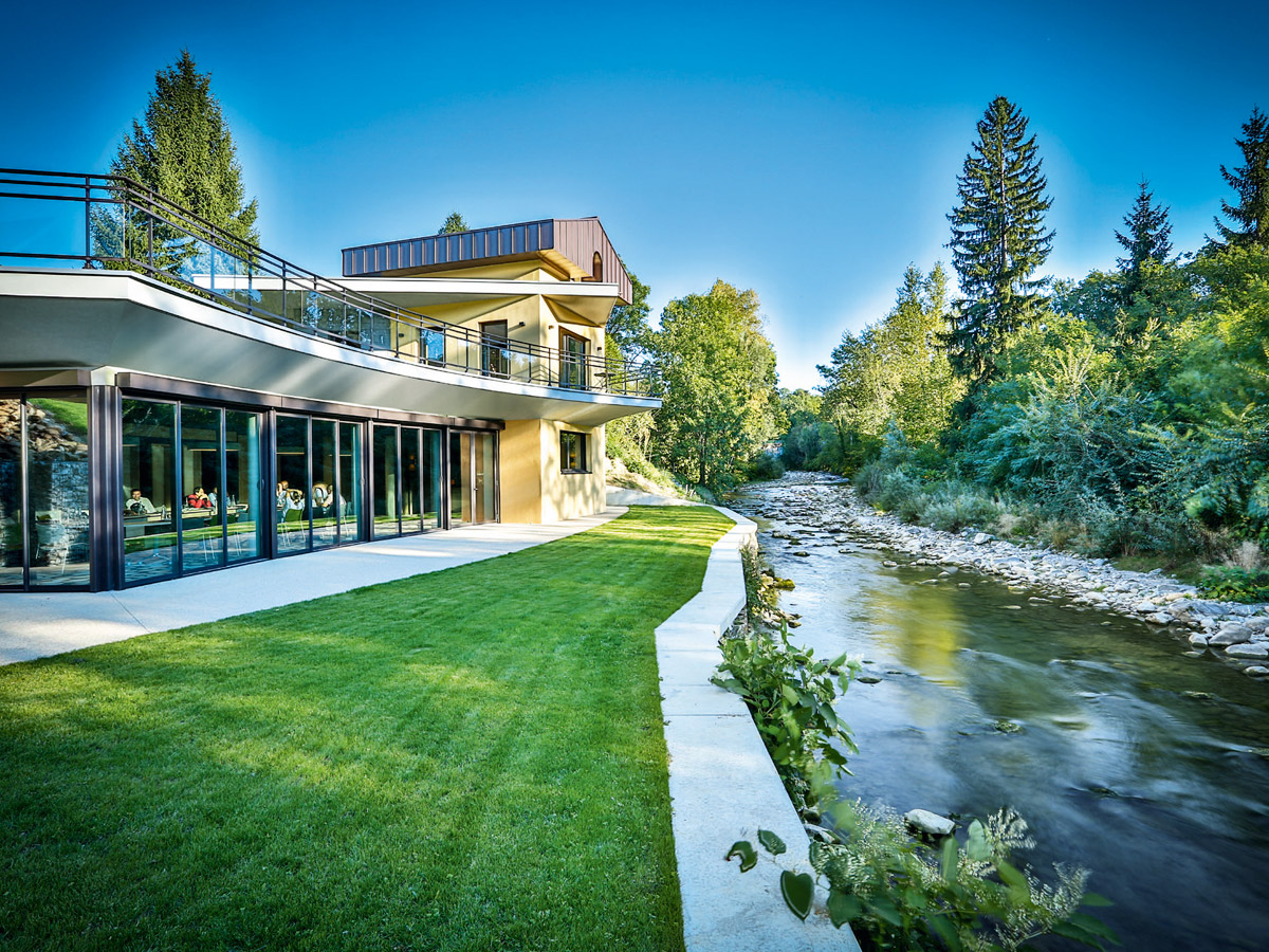 L'extérieur et le petit ruisseau | Hôtel Restaurant Baud