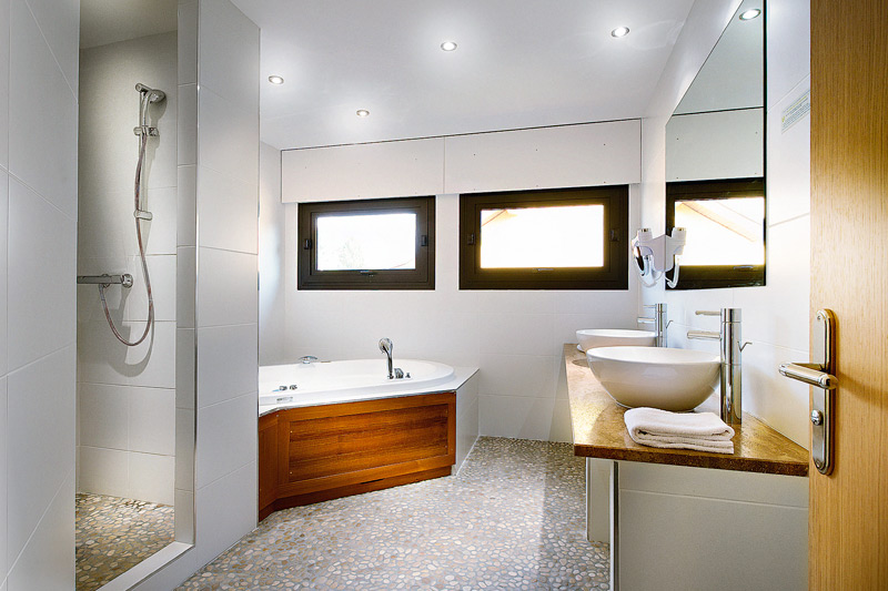 salle de bains suite Balnéo baignoire spa Hôtel Baud Bonne 74